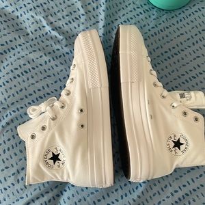 Color White converse size 11 in women size 9 in men
